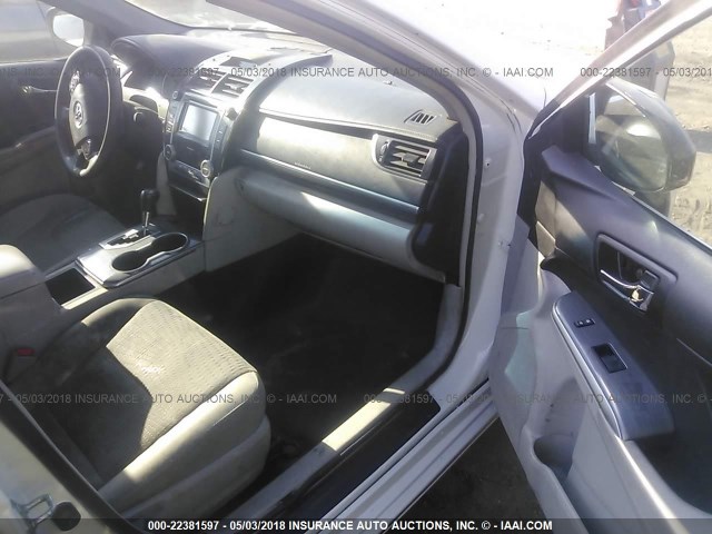 4T1BD1FK1DU091107 - 2013 TOYOTA CAMRY HYBRID/LE/XLE 白色 照片 5