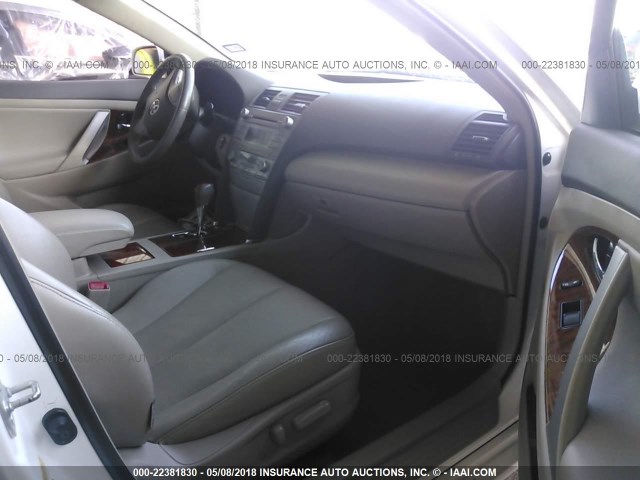 4T1BK46K68U561709 - 2008 TOYOTA CAMRY LE/XLE/SE თეთრი ფოტო 5