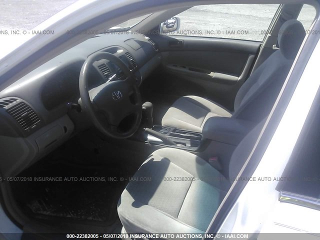 4T1BE32K62U052900 - 2002 TOYOTA CAMRY LE/XLE/SE თეთრი ფოტო 5
