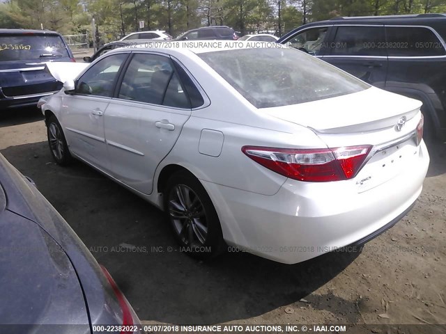 4T1BF1FK8FU102343 - 2015 TOYOTA CAMRY LE/XLE/SE/XSE WHITE photo 3