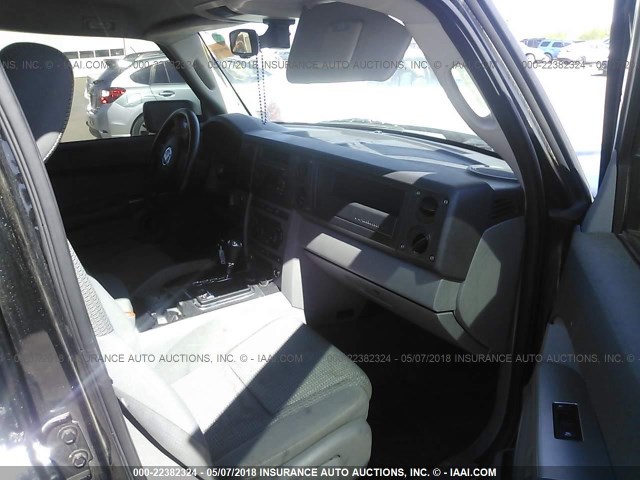 1J8HG48N36C168575 - 2006 JEEP COMMANDER BLACK photo 5
