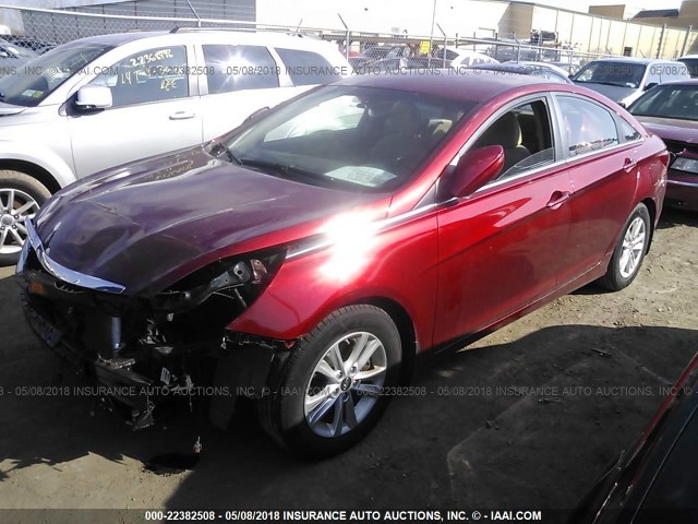 5NPEB4AC6DH625950 - 2013 HYUNDAI SONATA GLS RED photo 2