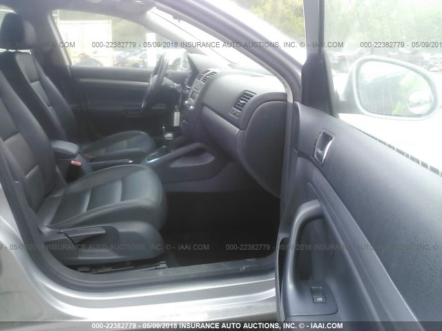 3VWRJ71K28M166863 - 2008 VOLKSWAGEN JETTA WOLFSBURG 银色 照片 5