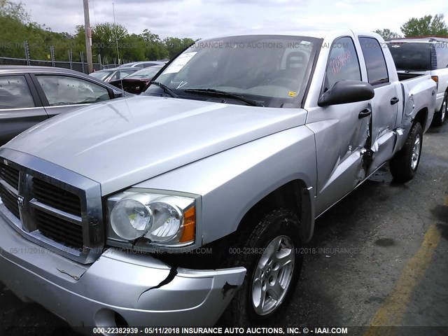 1D7HW48K36S626983 - 2006 DODGE DAKOTA QUAD SLT SILVER photo 2