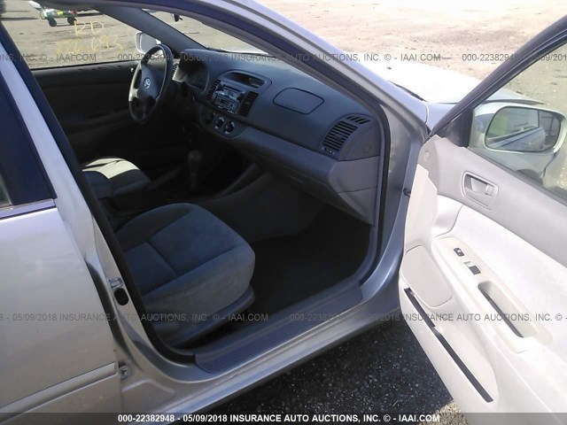 4T1BE32K93U686333 - 2003 TOYOTA CAMRY LE/XLE/SE ვერცხლისფერი ფოტო 5