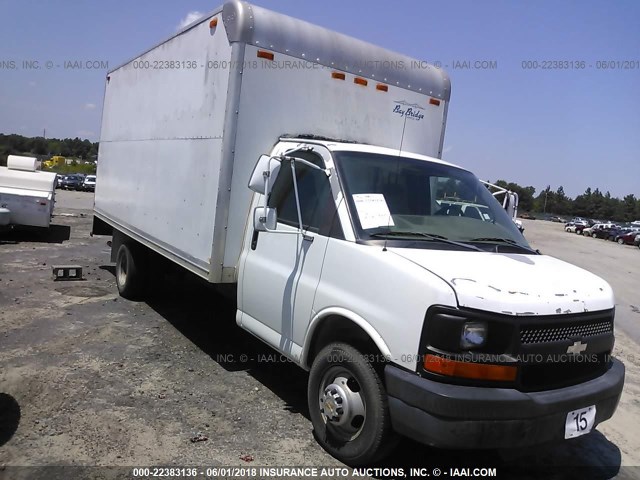 1GBJG31U041210900 - 2004 CHEVROLET EXPRESS G3500  WHITE photo 1