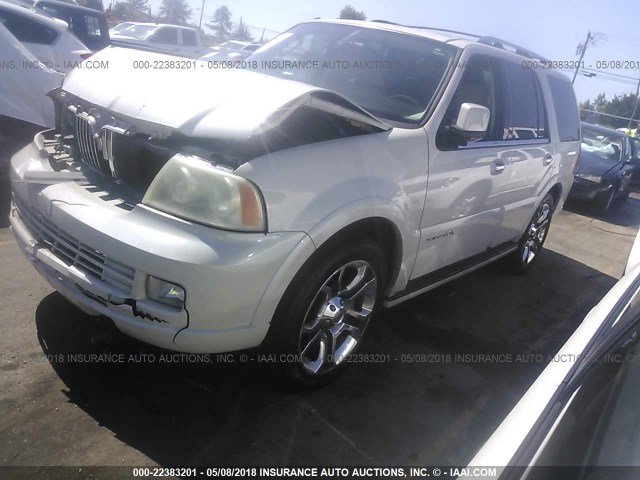 5LMFU27555LJ21634 - 2005 LINCOLN NAVIGATOR 白色 照片 2