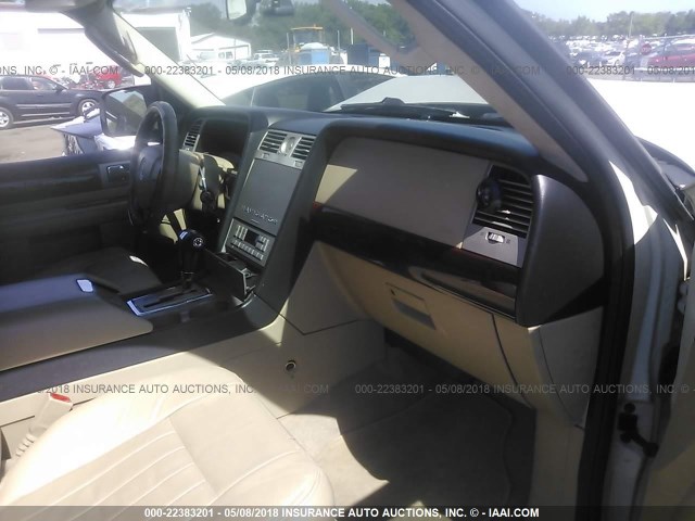 5LMFU27555LJ21634 - 2005 LINCOLN NAVIGATOR 白色 照片 5