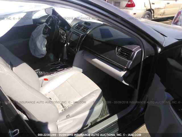 4T4BF1FK3ER342842 - 2014 TOYOTA CAMRY L/SE/LE/XLE 灰色 照片 5