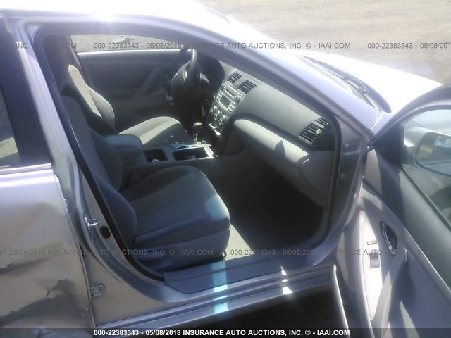 4T4BE46K69R083080 - 2009 TOYOTA CAMRY SE/LE/XLE SILVER photo 5