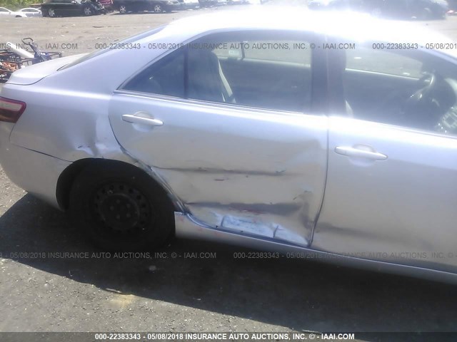 4T4BE46K69R083080 - 2009 TOYOTA CAMRY SE/LE/XLE SILVER photo 6