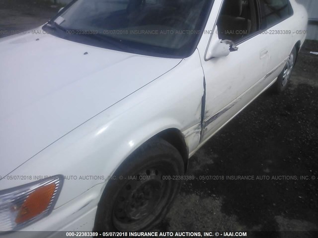 JT2BG22K7Y0422978 - 2000 TOYOTA CAMRY CE/LE/XLE 白色 照片 6