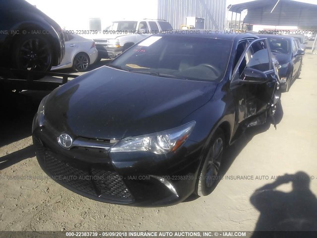 4T1BF1FK4HU687537 - 2017 TOYOTA CAMRY LE/XLE/SE/XSE BLACK photo 2