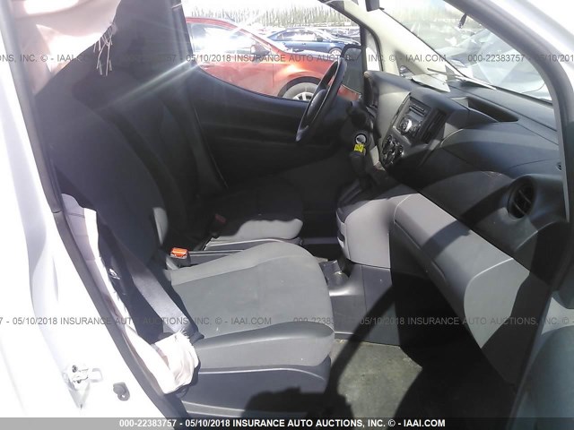 3N63M0YNXFK692235 - 2015 CHEVROLET CITY EXPRESS LS WHITE photo 5