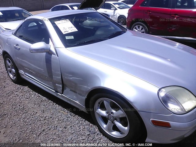 WDBKK65F71F187852 - 2001 MERCEDES-BENZ SLK 320 SILVER photo 6