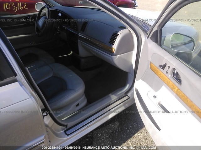1LNHM97V52Y691667 - 2002 LINCOLN CONTINENTAL  Արծաթագույն լուսանկար 5