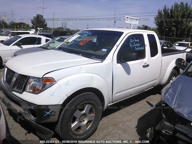 1N6AD06U66C459704 - 2006 NISSAN FRONTIER KING CAB LE/SE/OFF ROAD WHITE photo 2