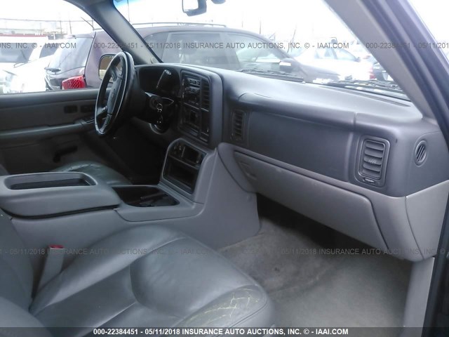 3GNEC16Z05G210889 - 2005 CHEVROLET SUBURBAN C1500 GRAY photo 5