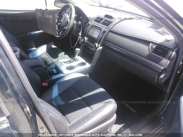 4T1BF1FK8EU395692 - 2014 TOYOTA CAMRY L/SE/LE/XLE 深蓝色 照片 5