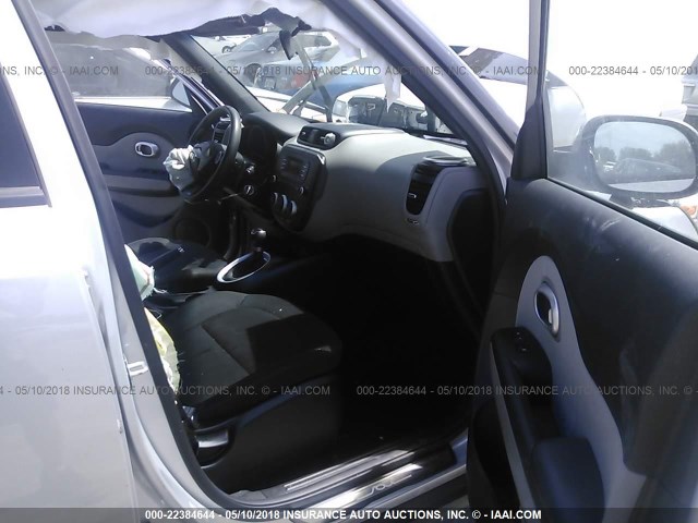 KNDJN2A26E7718989 - 2014 KIA SOUL SILVER photo 5