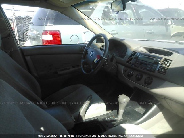 4T1BE32K74U283727 - 2004 TOYOTA CAMRY LE/XLE/SE WHITE photo 5