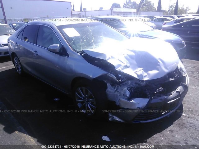 4T1BF1FK4HU665988 - 2017 TOYOTA CAMRY LE/XLE/SE/XSE SILVER photo 1