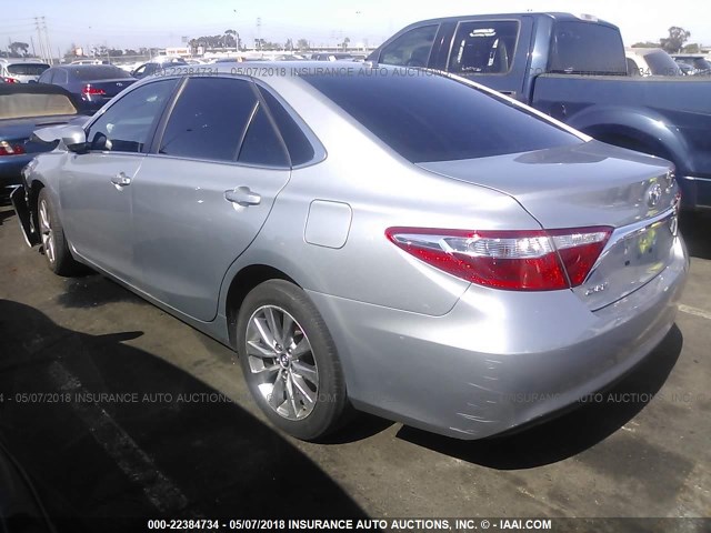 4T1BF1FK4HU665988 - 2017 TOYOTA CAMRY LE/XLE/SE/XSE SILVER photo 3