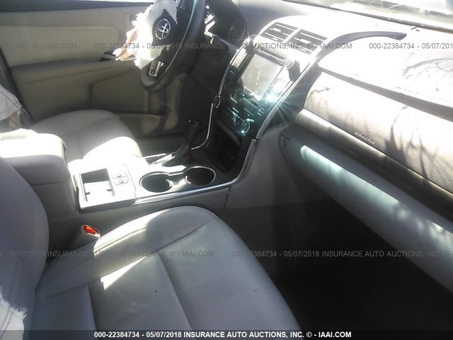 4T1BF1FK4HU665988 - 2017 TOYOTA CAMRY LE/XLE/SE/XSE SILVER photo 5