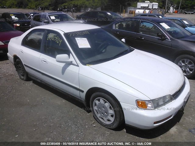 1HGCD5633VA235625 - 1997 HONDA ACCORD LX/EX WHITE photo 1