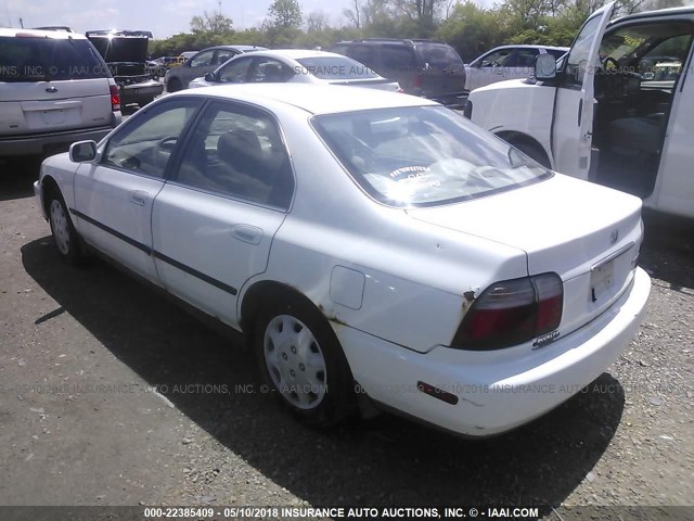 1HGCD5633VA235625 - 1997 HONDA ACCORD LX/EX WHITE photo 3