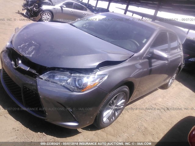 4T1BF1FK8HU433538 - 2017 TOYOTA CAMRY LE/XLE/SE/XSE GRAY photo 2