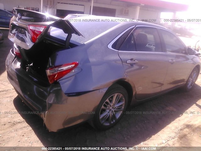 4T1BF1FK8HU433538 - 2017 TOYOTA CAMRY LE/XLE/SE/XSE GRAY photo 4