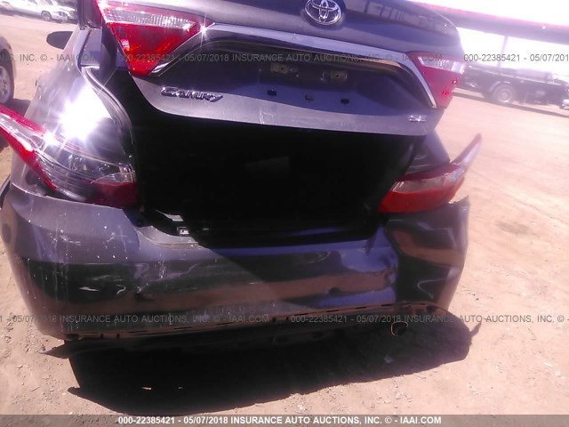 4T1BF1FK8HU433538 - 2017 TOYOTA CAMRY LE/XLE/SE/XSE GRAY photo 6