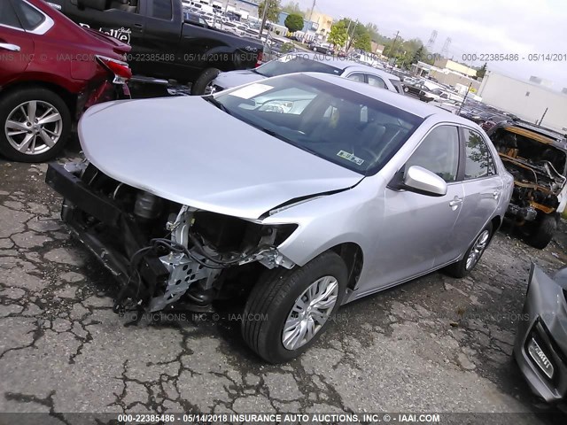 4T4BF1FK1ER345853 - 2014 TOYOTA CAMRY L/SE/LE/XLE SILVER photo 2