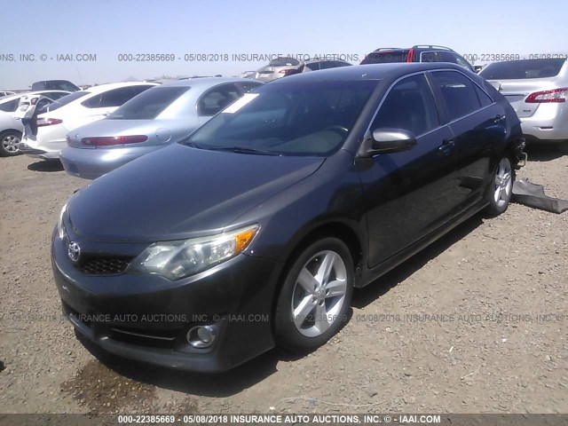 4T1BF1FK7CU087104 - 2012 TOYOTA CAMRY SE/LE/XLE GRAY photo 2