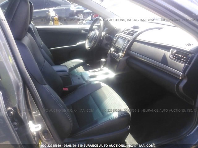4T1BF1FK7CU087104 - 2012 TOYOTA CAMRY SE/LE/XLE GRAY photo 5