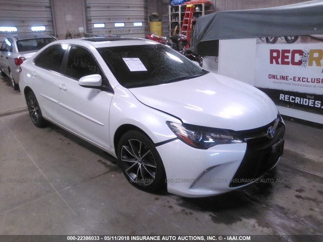 4T1BF1FK2FU090044 - 2015 TOYOTA CAMRY LE/XLE/SE/XSE WHITE photo 1