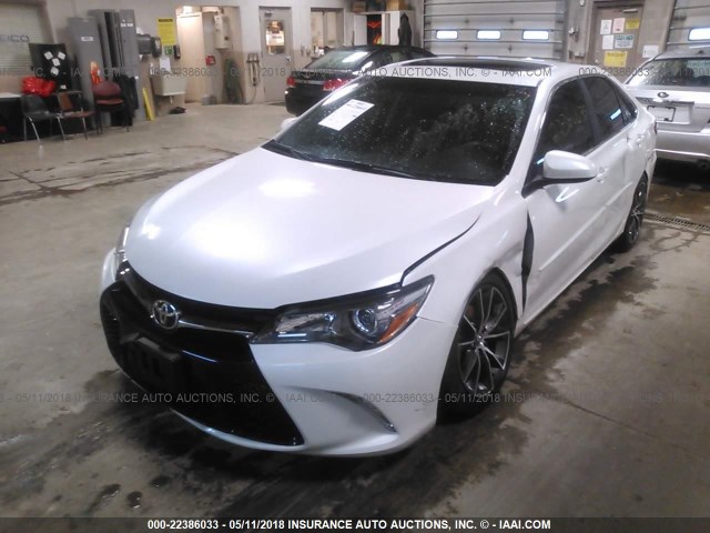 4T1BF1FK2FU090044 - 2015 TOYOTA CAMRY LE/XLE/SE/XSE WHITE photo 2