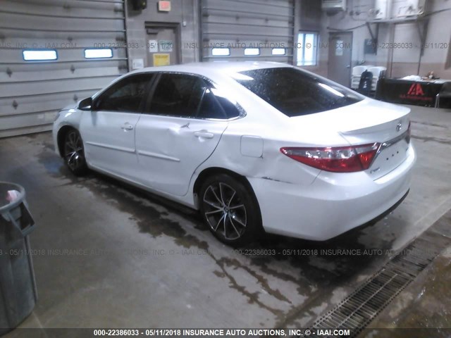 4T1BF1FK2FU090044 - 2015 TOYOTA CAMRY LE/XLE/SE/XSE WHITE photo 3