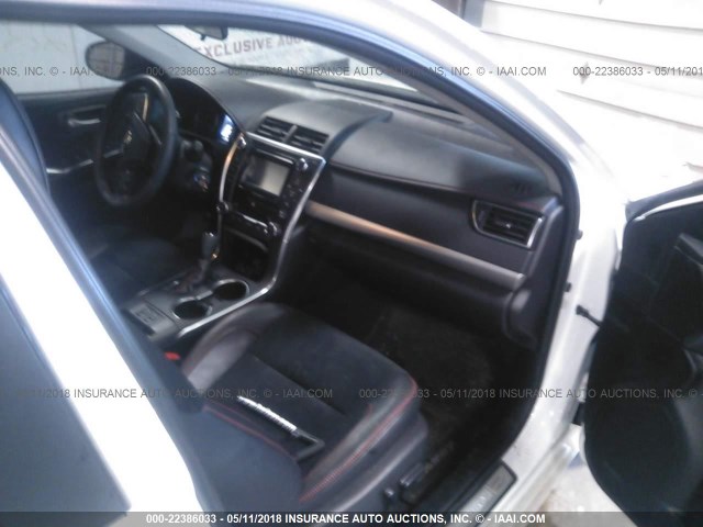 4T1BF1FK2FU090044 - 2015 TOYOTA CAMRY LE/XLE/SE/XSE WHITE photo 5