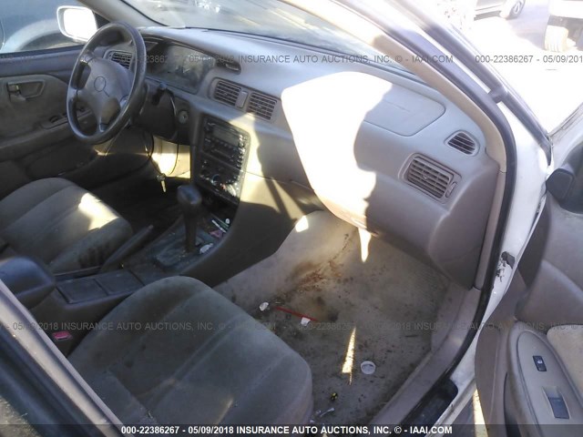 4T1BG22K61U786908 - 2001 TOYOTA CAMRY CE/LE/XLE 白色 照片 5