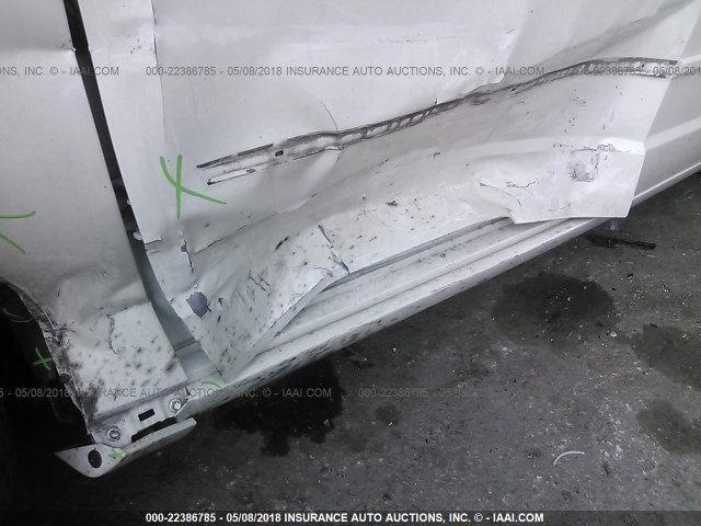 2C4RDGCG8CR405868 - 2012 DODGE GRAND CARAVAN SXT WHITE photo 6