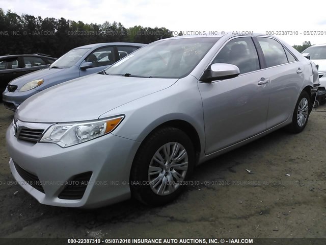 4T1BF1FK8DU688944 - 2013 TOYOTA CAMRY L/SE/LE/XLE Gümüş foto 2