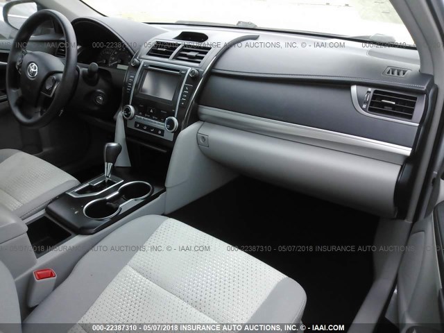 4T1BF1FK8DU688944 - 2013 TOYOTA CAMRY L/SE/LE/XLE Gümüş foto 5
