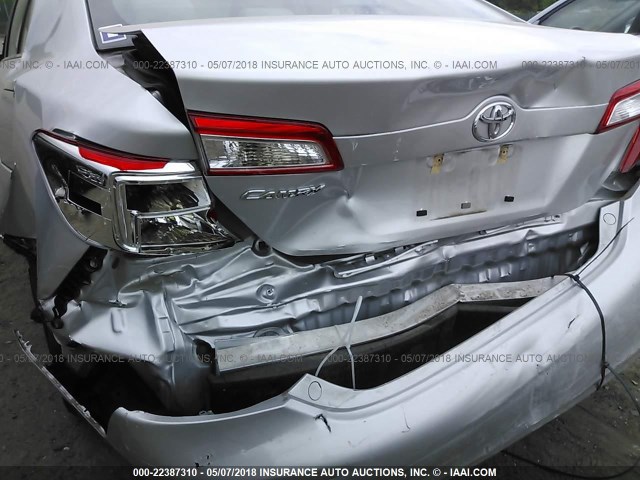 4T1BF1FK8DU688944 - 2013 TOYOTA CAMRY L/SE/LE/XLE Gümüş foto 6