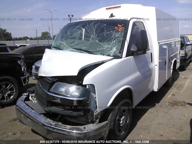 1GB0GRFG4H1153995 - 2017 CHEVROLET EXPRESS G3500  WHITE photo 2