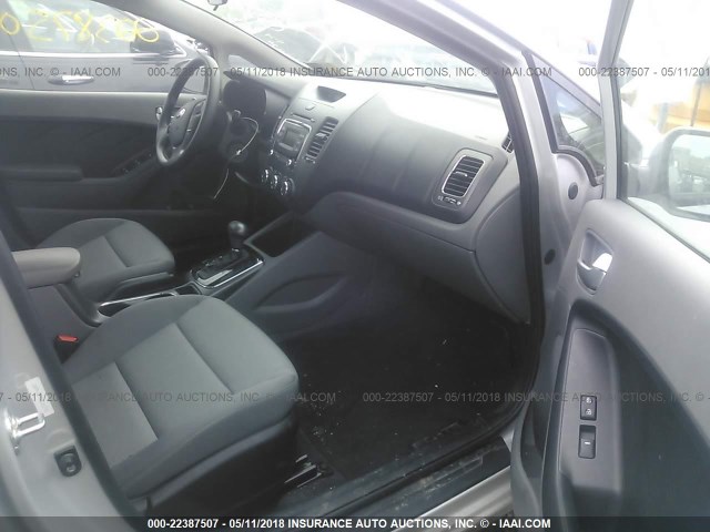 3KPFK4A79HE141790 - 2017 KIA FORTE LX SILVER photo 5