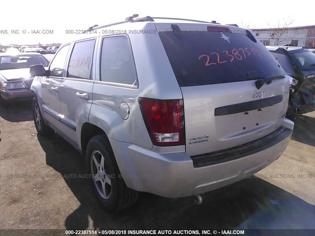 1J8HR48P37C697456 - 2007 JEEP GRAND CHEROKEE LAREDO/COLUMBIA/FREEDOM SILVER photo 3