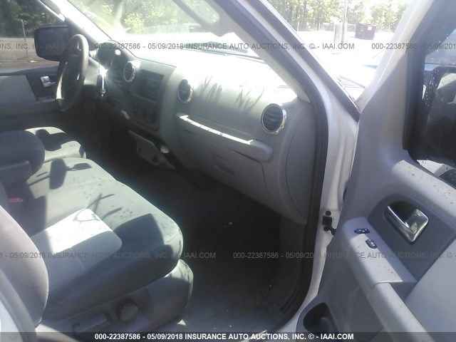 1FMPU16L94LB54877 - 2004 FORD EXPEDITION XLT თეთრი ფოტო 5