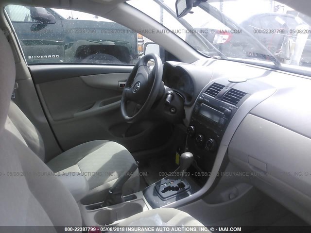 JTDBL40E399068014 - 2009 TOYOTA COROLLA LE/XLE WHITE photo 5